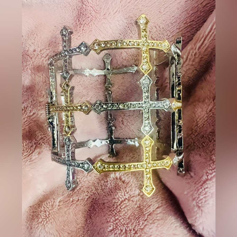 ✨Sassy Jones Trinity Cuff.✨